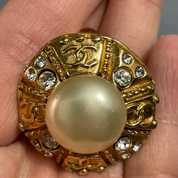 Vintage Chanel clip on earrings - Picture 7 of 7